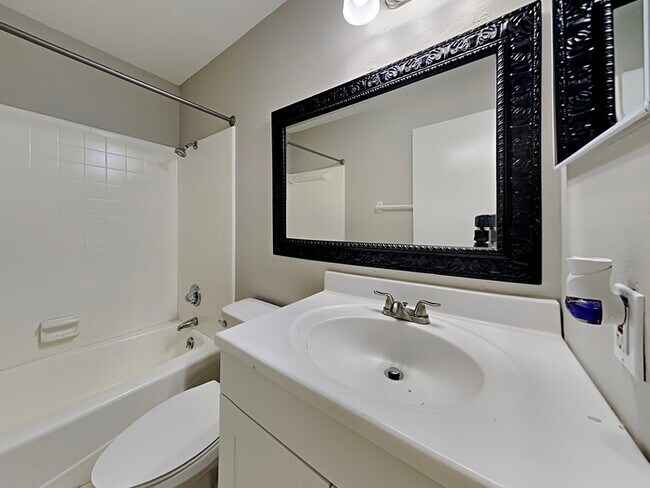 Building Photo - 2143 Creek Side Dr