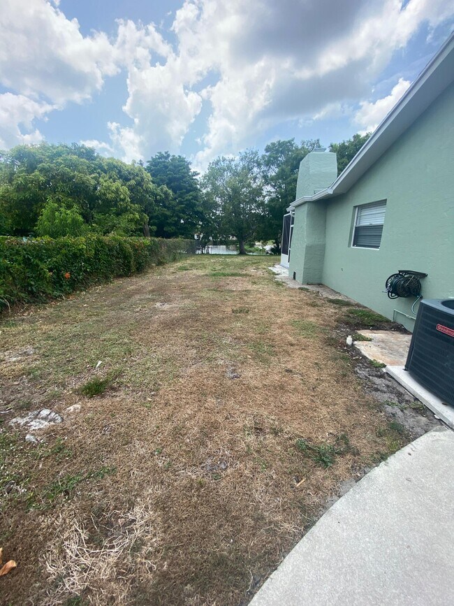 Building Photo - 1317 Willow Rd