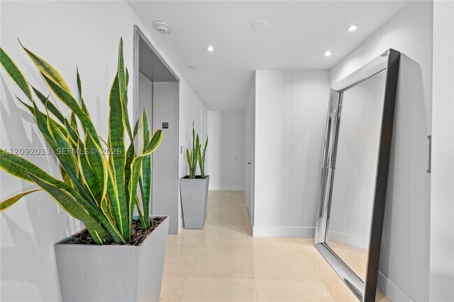 Building Photo - 1331 Brickell Bay Dr
