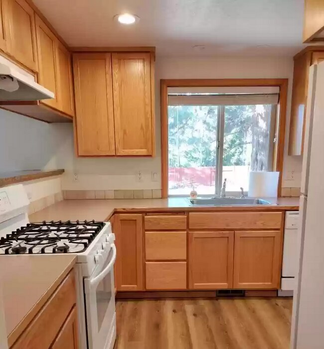 Building Photo - Spacious, updated home with A/C in SW Bend!