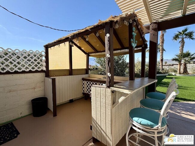 Building Photo - 9939 Vía Real