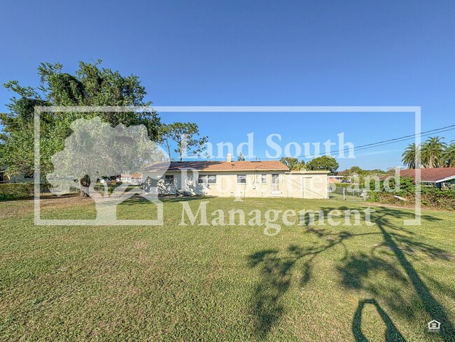 Building Photo - 1218 Sunset Ave