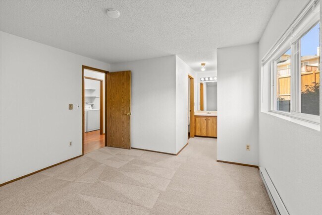 Building Photo - Well Maintained Condo