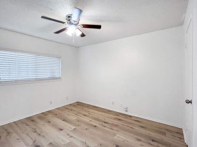 Building Photo - Inviting Northwest San Antonio Home - Fire...
