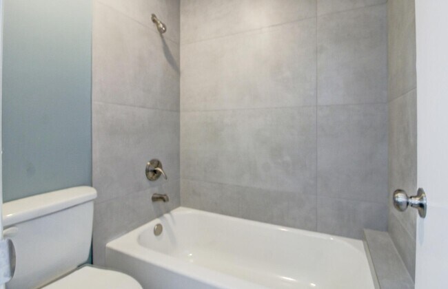 Building Photo - 960 N Franklin Ave