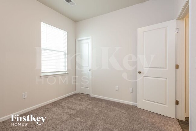 Building Photo - 204 Stonefence Dr
