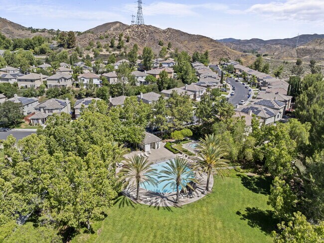 Building Photo - "Spacious 3-Bedroom Retreat with Modern Co...