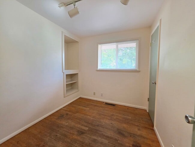 Building Photo - 710 S 44th St