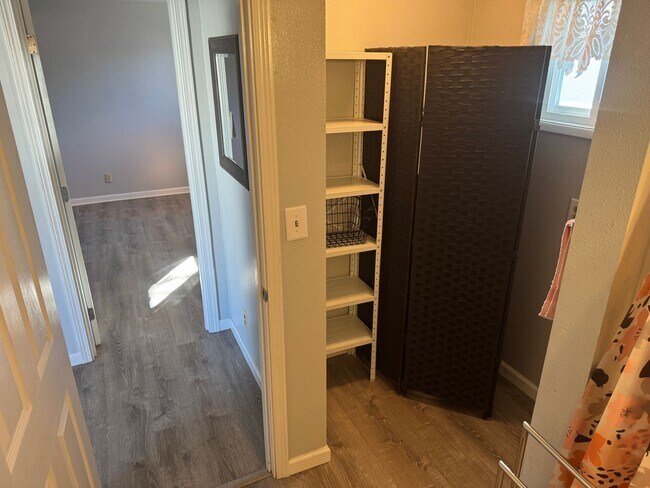 Building Photo - Super cute 2 bedroom, 1 bath house!