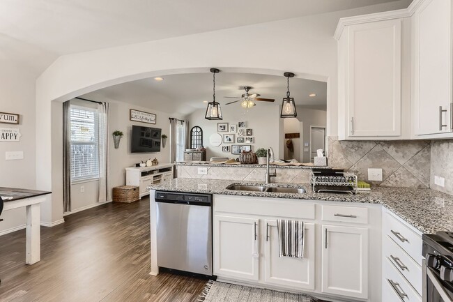Building Photo - Charming 4BR/2BA One-Level Home with Moder...