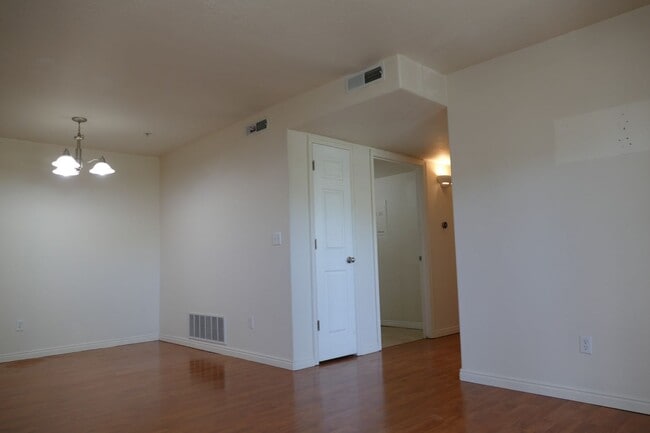 Building Photo - Beautiful Ground Floor 3-Bed 2-Bath Condo ...