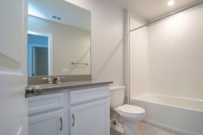 Building Photo - Stunning 3 Bed Townhouse for Rent in Lakewood Ranch! Spacious, Modern, and Move-In Ready!