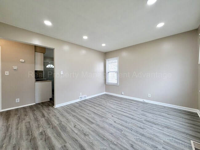 Building Photo - Newly Updated 2 Bed Ranch with Private Backyard