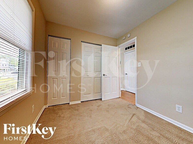 Building Photo - 786 N Shore Dr