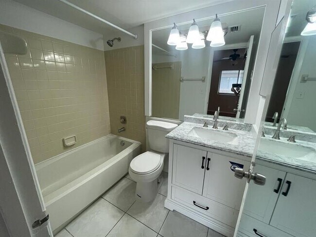 Building Photo - 2621 Riverside Dr