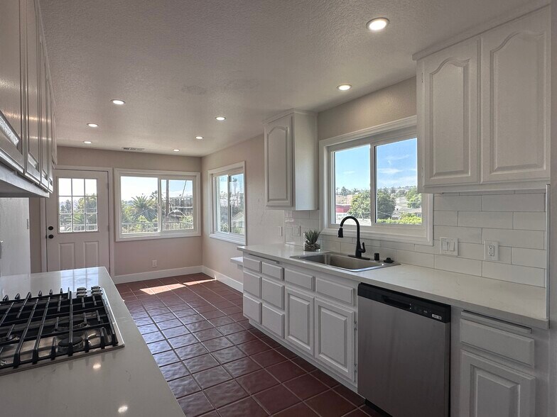 Eat in kitchen - 770 W 2nd St