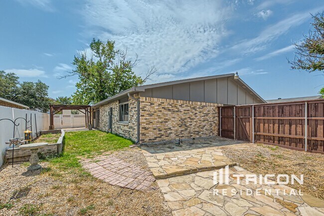 Building Photo - 8813 Willowbrook Dr