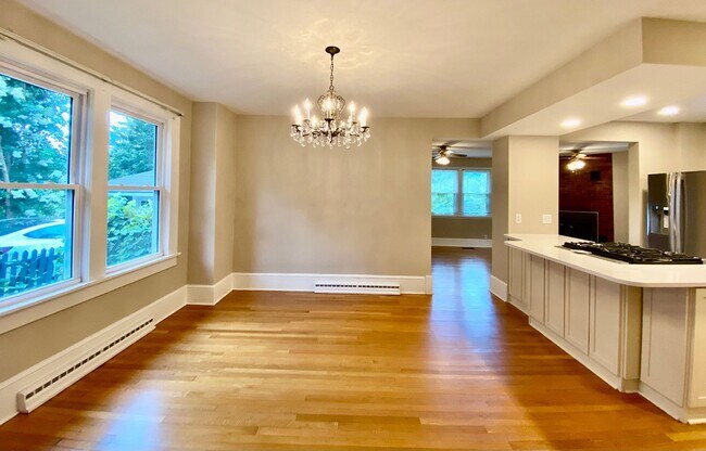 Building Photo - North Asheville - Renovated 1020's Charmer!