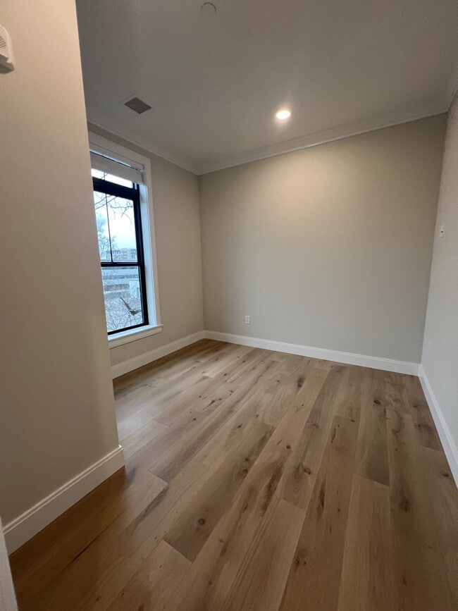 Building Photo - 155 Everett St