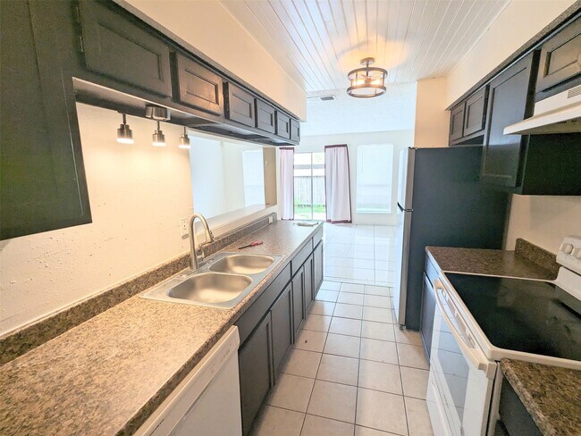 Building Photo - 15516 Weldon Dr