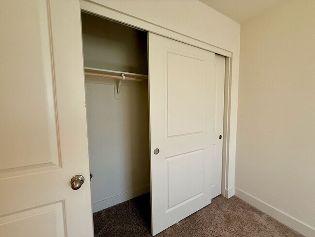 Building Photo - 3 BED 2.5 BATH 2 CAR GARAGE TOWNHOUSE w/ PRIVATE BACKYARD in GATED COMMUNITY.