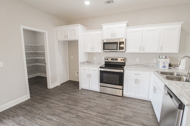 Building Photo - 312 Old Rockdale