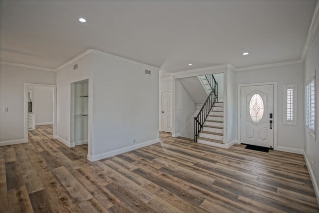 Building Photo - Beautifully Remodeled, Detached Front Town...