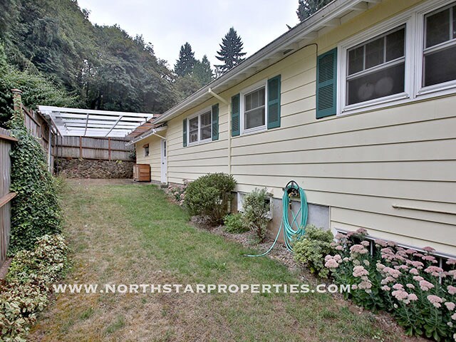 Building Photo - Great Lake Oswego Home Walking Distance to Everything