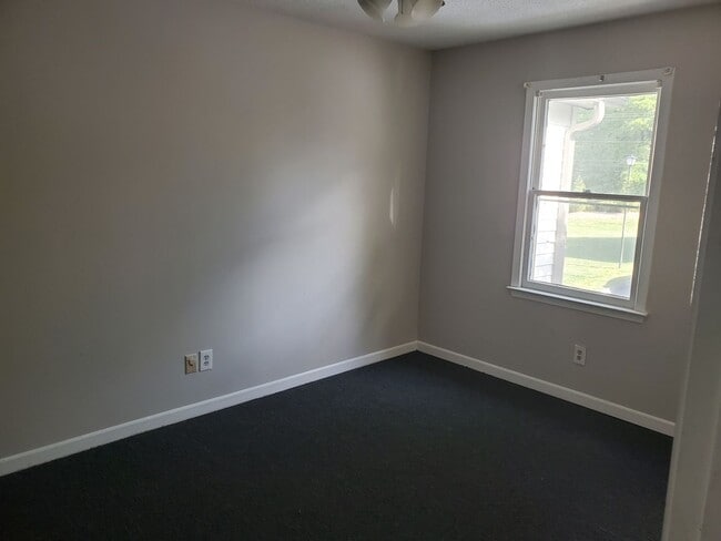 Building Photo - Just REDUCED Beautiful Townhouse Near Hwy 385