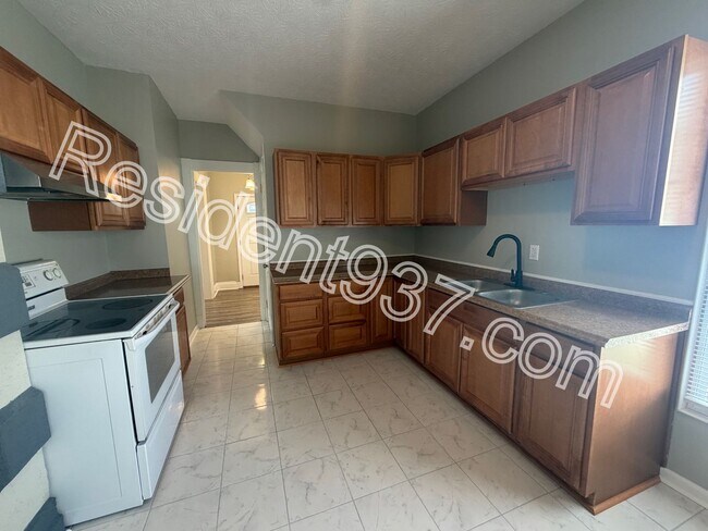 Building Photo - Updated 3 bed 1 bath home!