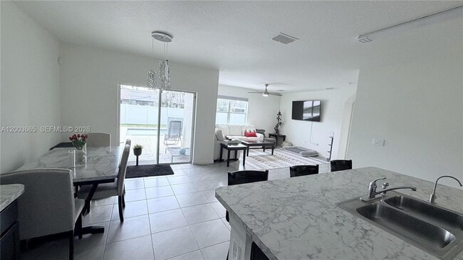 Building Photo - 2402 SE Gillette Ave