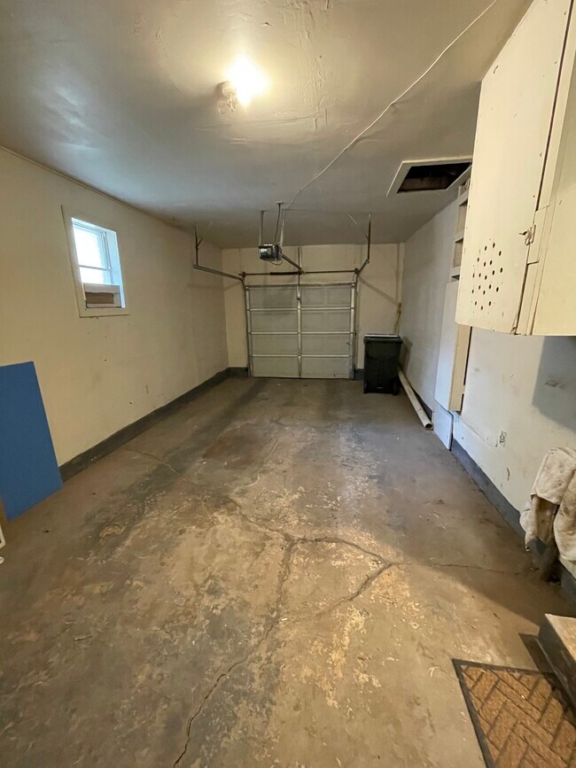 Building Photo - 512 Manor Dr