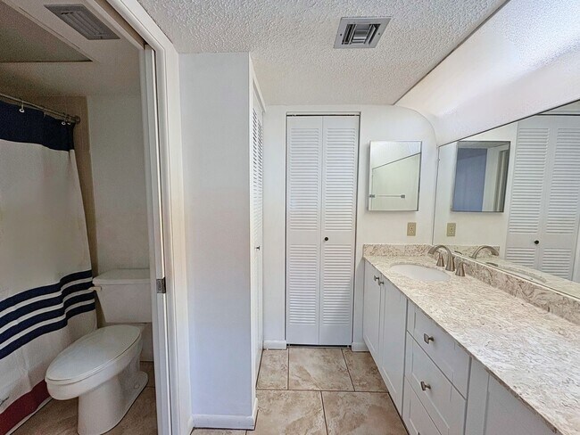 Building Photo - Spacious 2 Bed / 2 Bath Condo – 55+ Community | Largo, FL