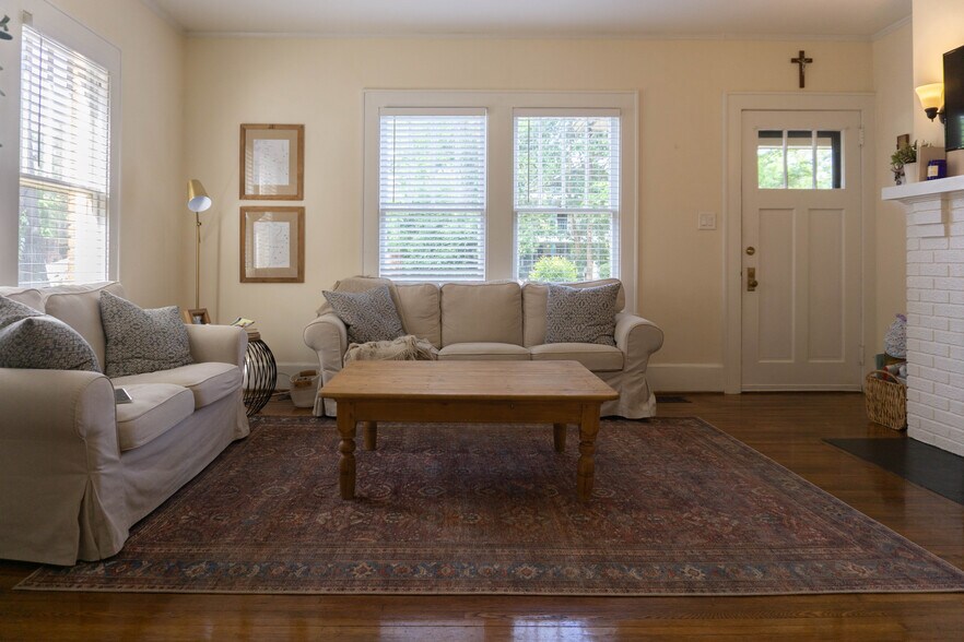 Living Room - 904 Lexington Ave