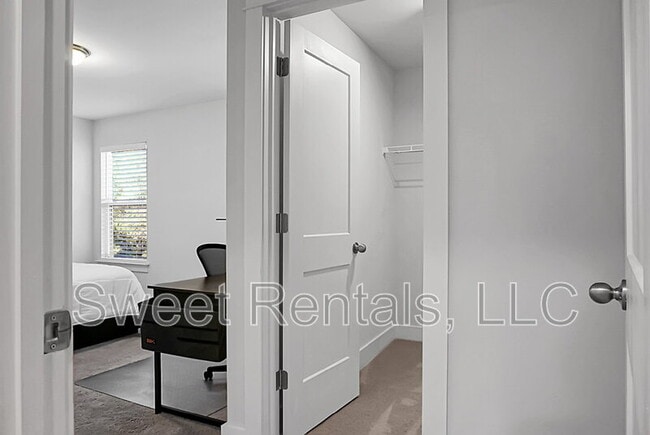 Building Photo - 4565 Mixson Ave