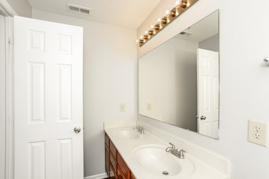 Building Photo - 10718 Pavilion Dr