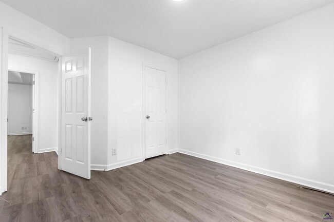 Building Photo - 118 Greentree Pkwy