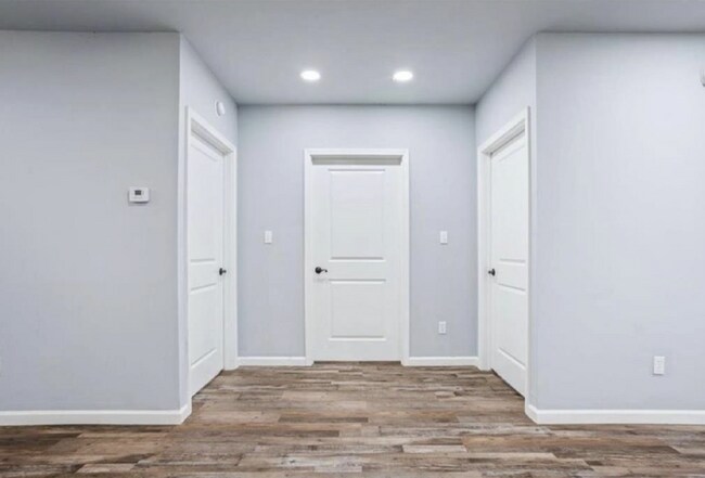 Building Photo - 117 Emma St