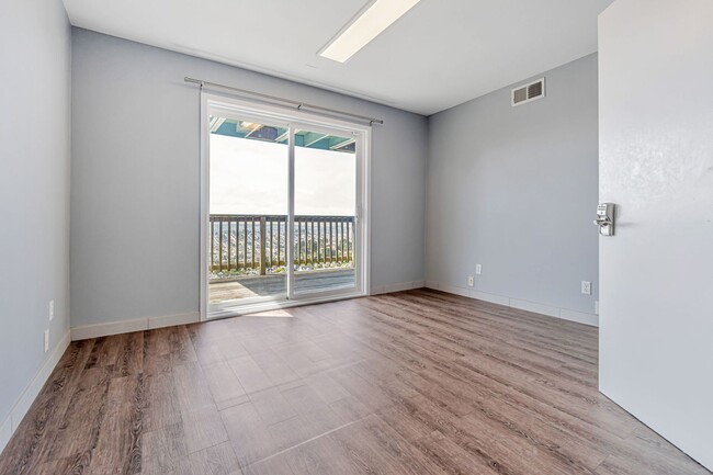 Building Photo - Stunning Three Bedroom Home in Westwood Hi...