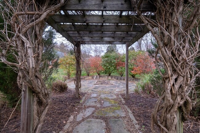 Building Photo - Beautiful 3 Bedroom Home in Franklin Regional School District