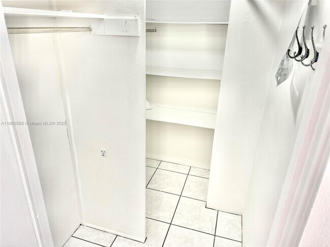 Building Photo - 1430 Brickell Bay Dr