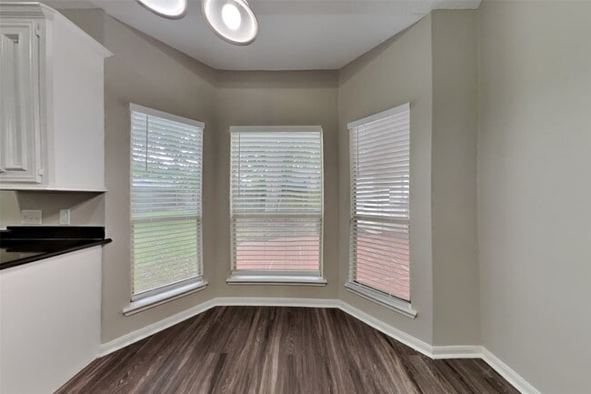 Building Photo - 702 Fernglade Dr
