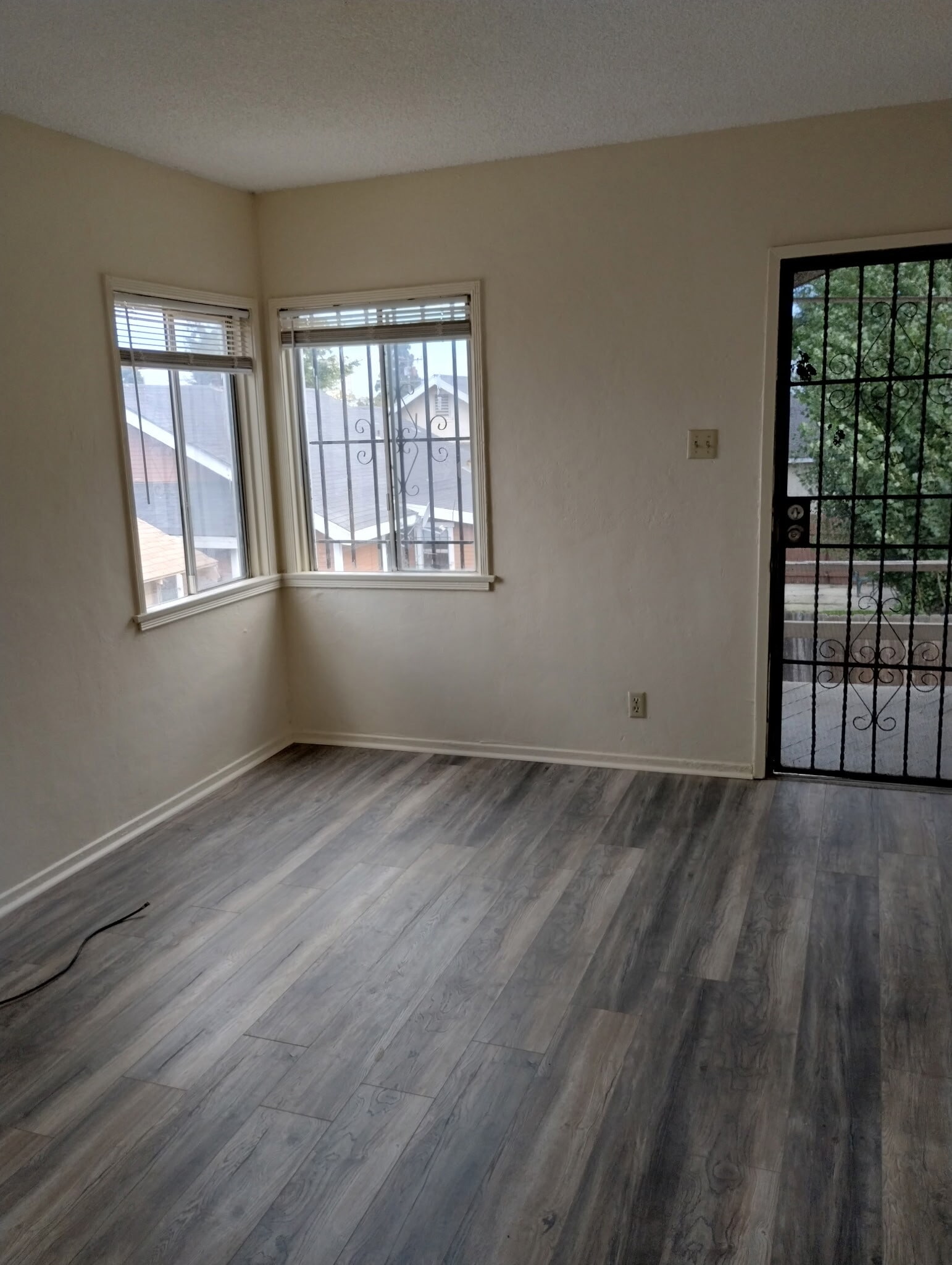 Building Photo - 1040 W 107th St