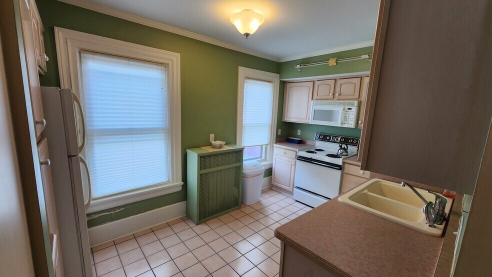Kitchen - 840 East Ave