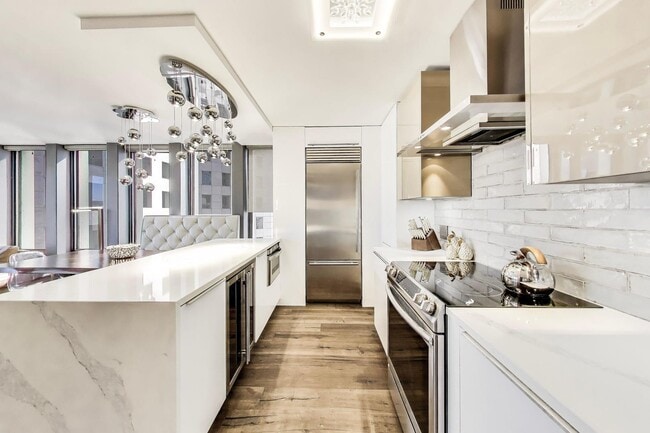 Building Photo - 100 E Walton St