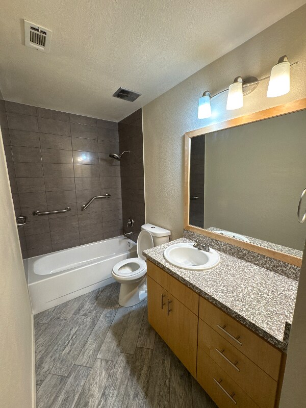 Building Photo - 618 Comal Ave