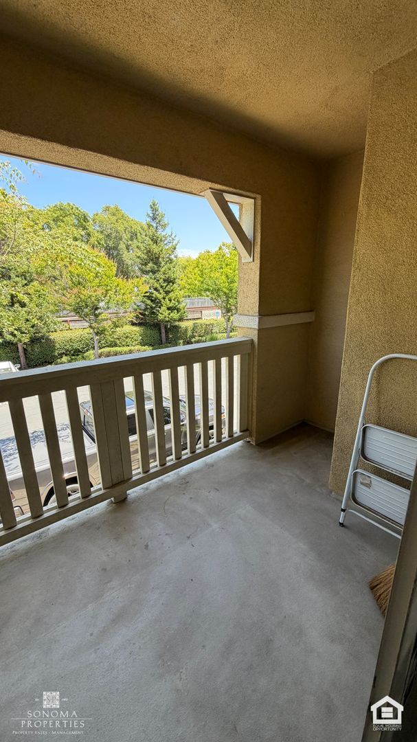 Building Photo - Must-See Charming Second-Level 1 Bedroom Apartment