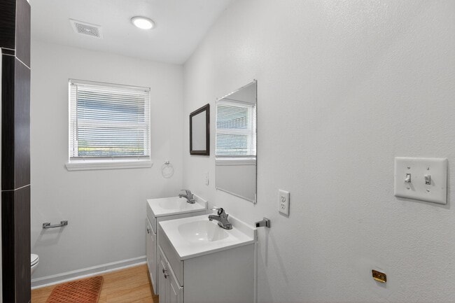 Building Photo - 1548 W 5th St