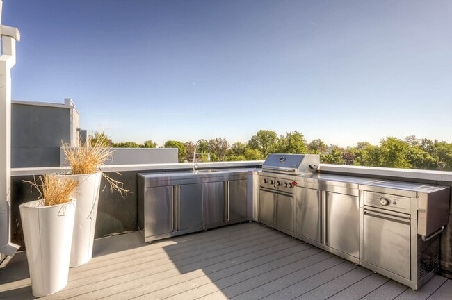 Building Photo - City View Haven: Modern 2-Bed Townhome in ...