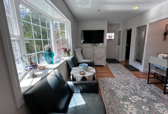 Building Photo - 98 E Border Rd